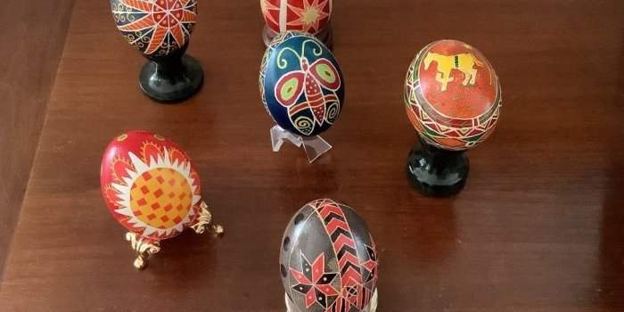 Painting on eggs 