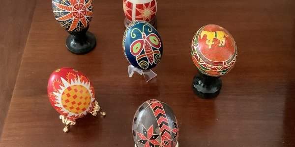 Painting on eggs 
